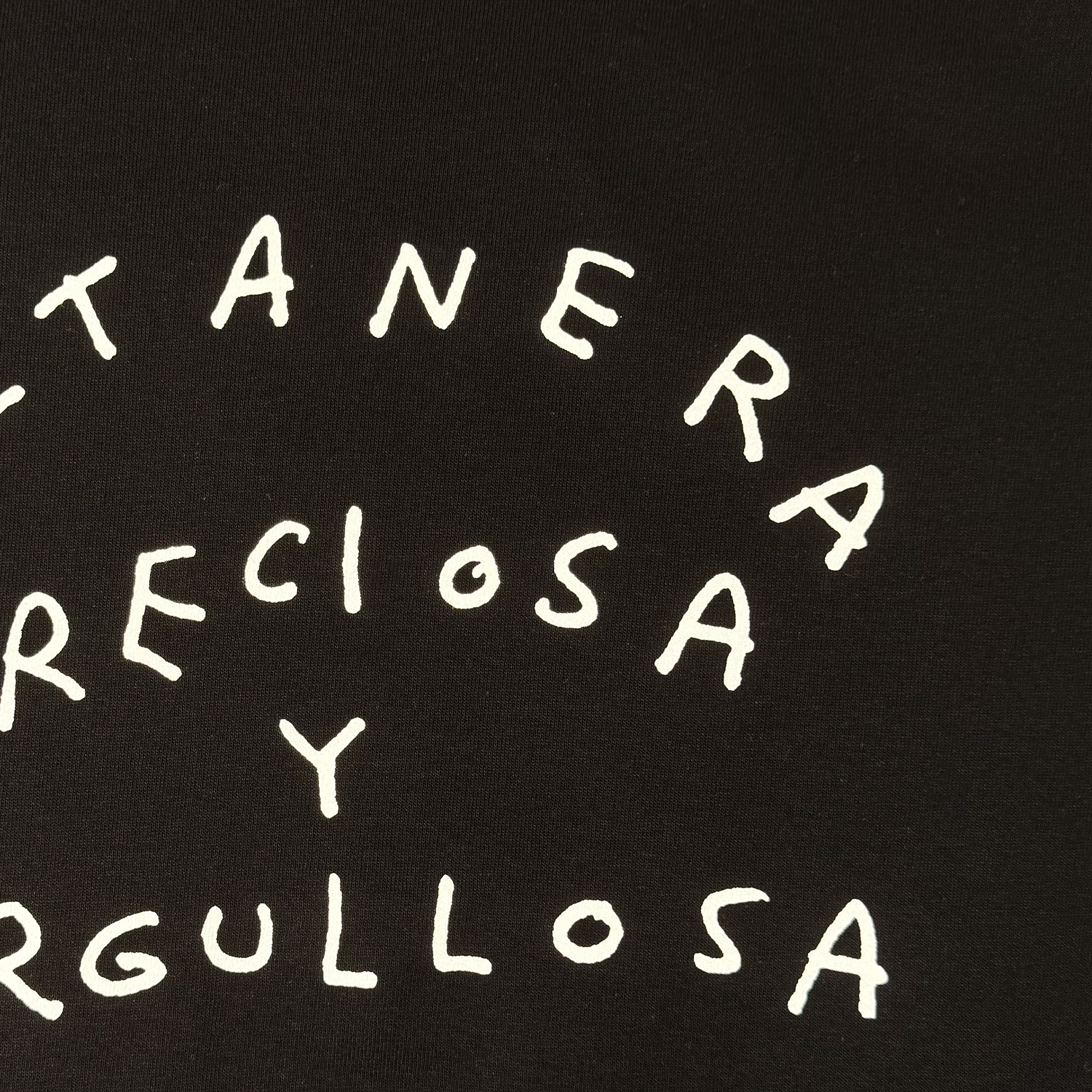 Bikina, t-shirt negra