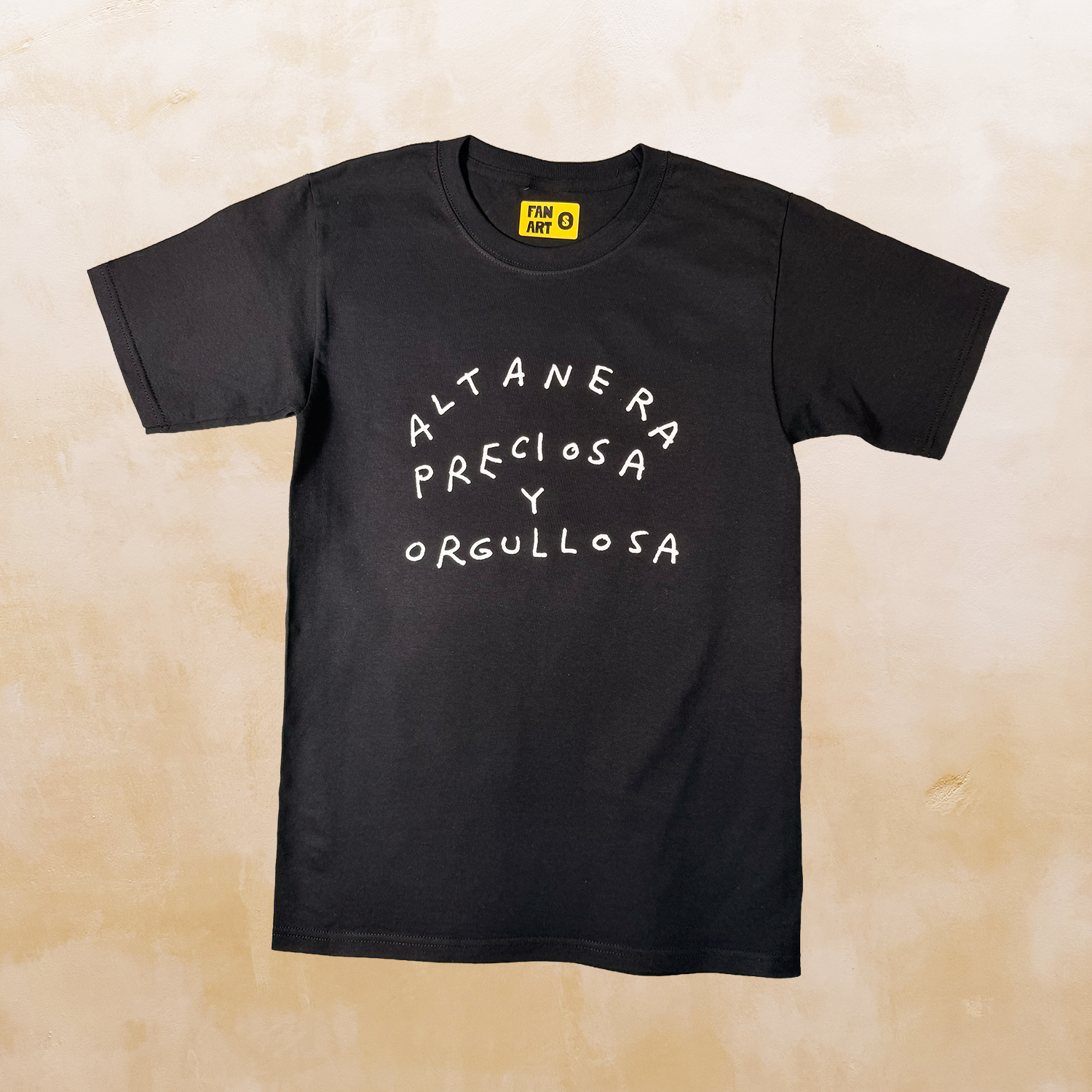 Bikina, t-shirt negra